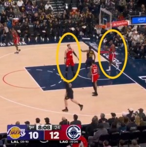 开云体育下载官网-斯玛特空切祖巴茨不补防！小卡愤怒砸球不满：你就杵那啥也不干！